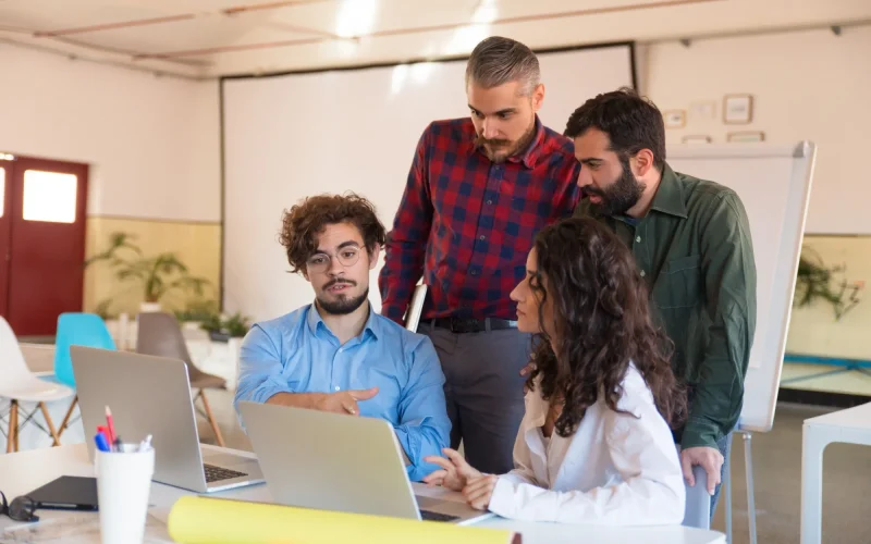 imgi_58_male-female-managers-with-laptop_74855-3570