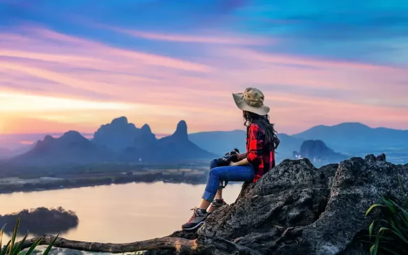 imgi_8_tourist-sitting-phu-sub-lek-viewpoint-sunset-lopburi-thailand_335224-1390
